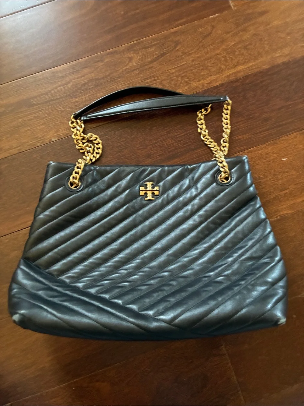Tory Burch Black Quilted Leather Shoulder Bag with Gold Chain in good condition